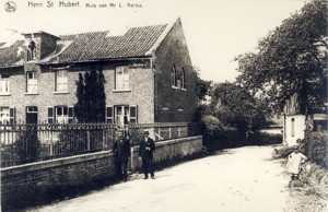 Het oude huis Nartus in de Herenstraat; links Libert Nartus, rechts Richard Willems. Klikken om te vergroten.